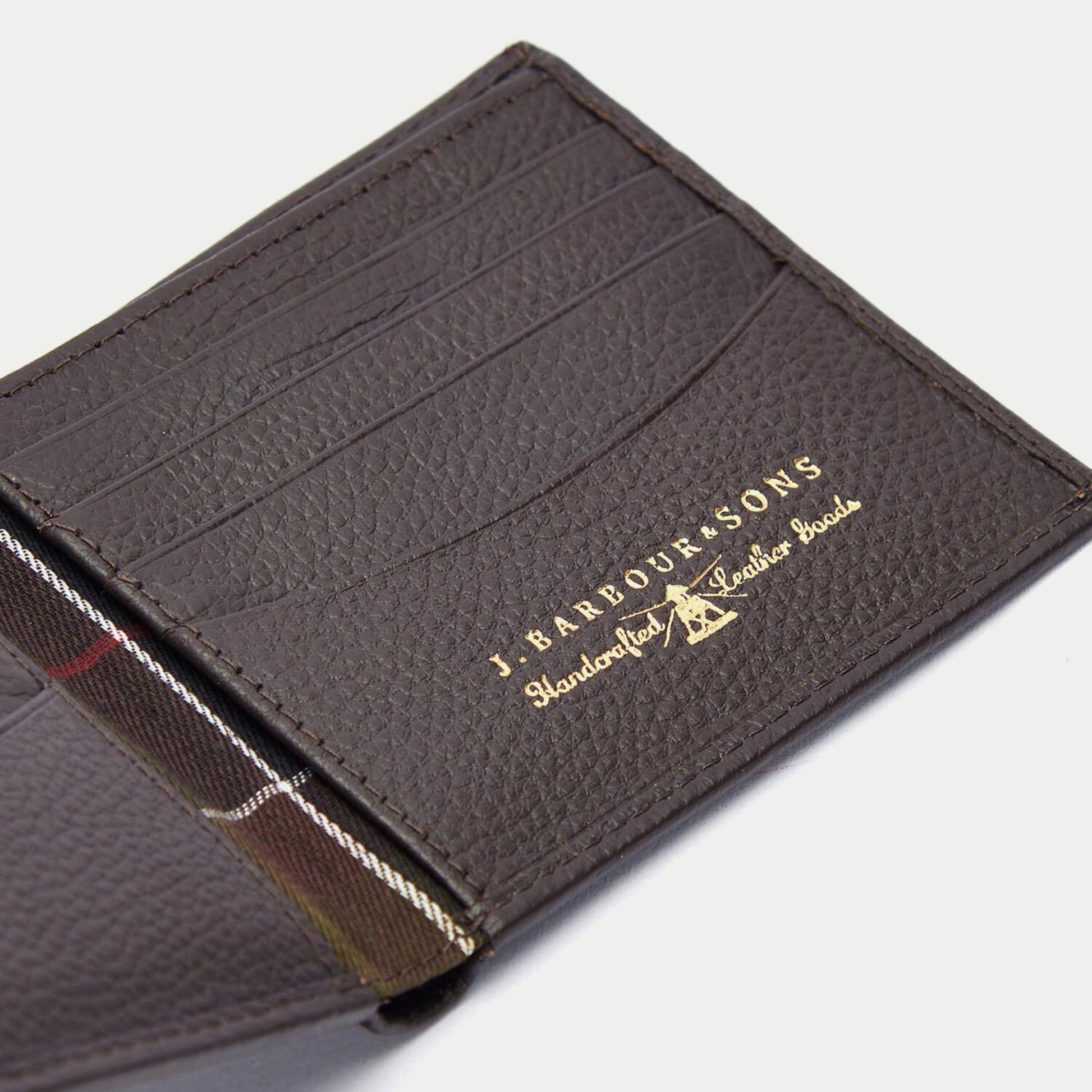 Portefeuille Amble marron Barbour - gros plan intérieur, tampon doré J. Barbour & Sons sur le tartan