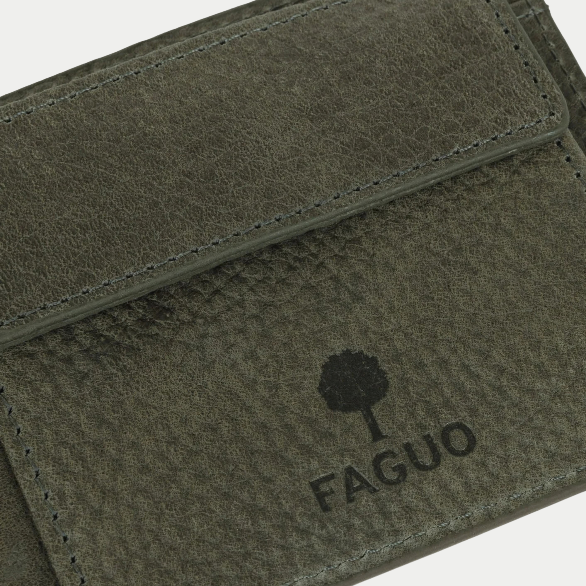 Détail du portefeuille Faguo vert foncé : rabat de la poche à monnaie et logo arbre embossé sur le cuir grainé