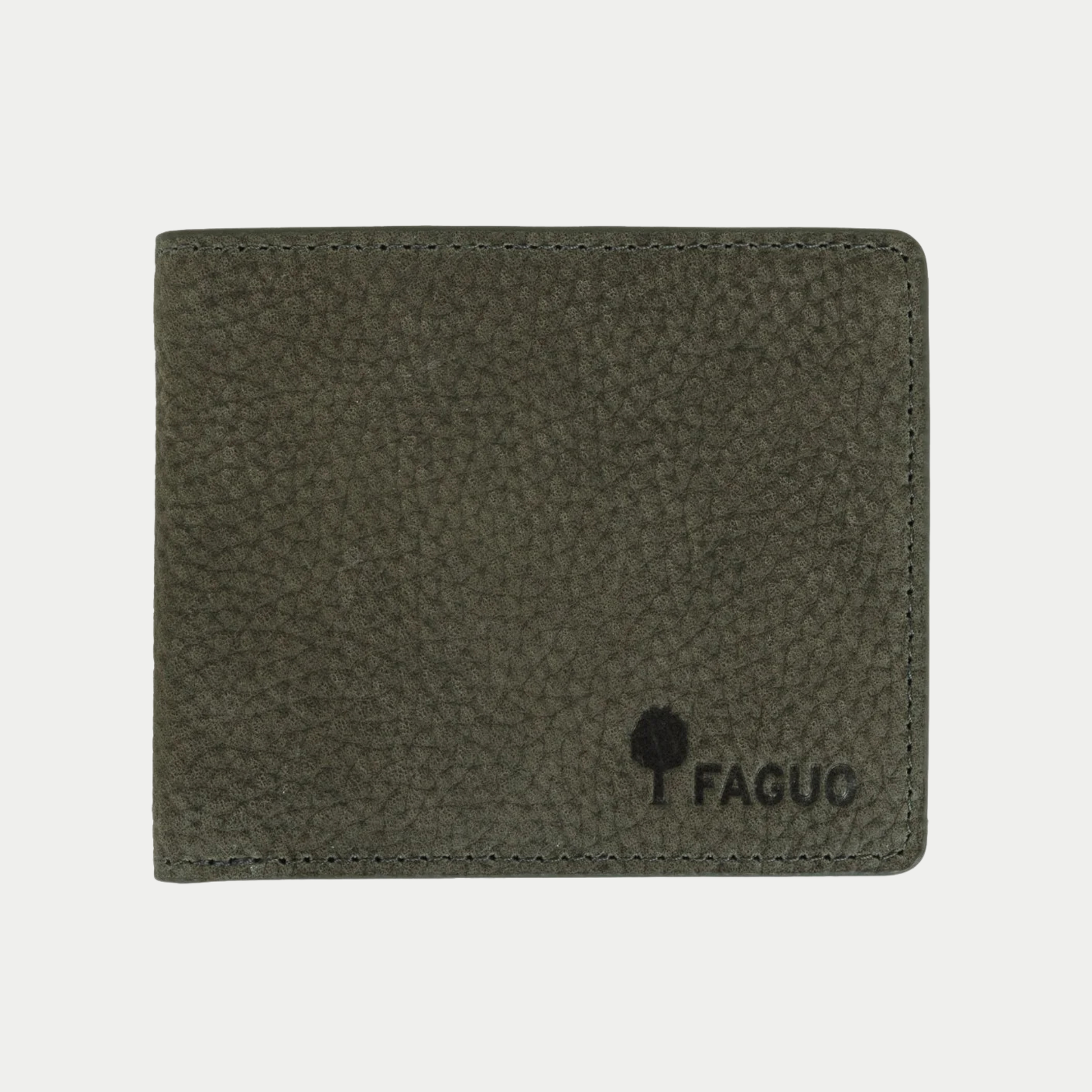 Portefeuille Faguo en cuir grainé vert foncé fermé, de face, logo arbre FAGUO embossé en bas à droite