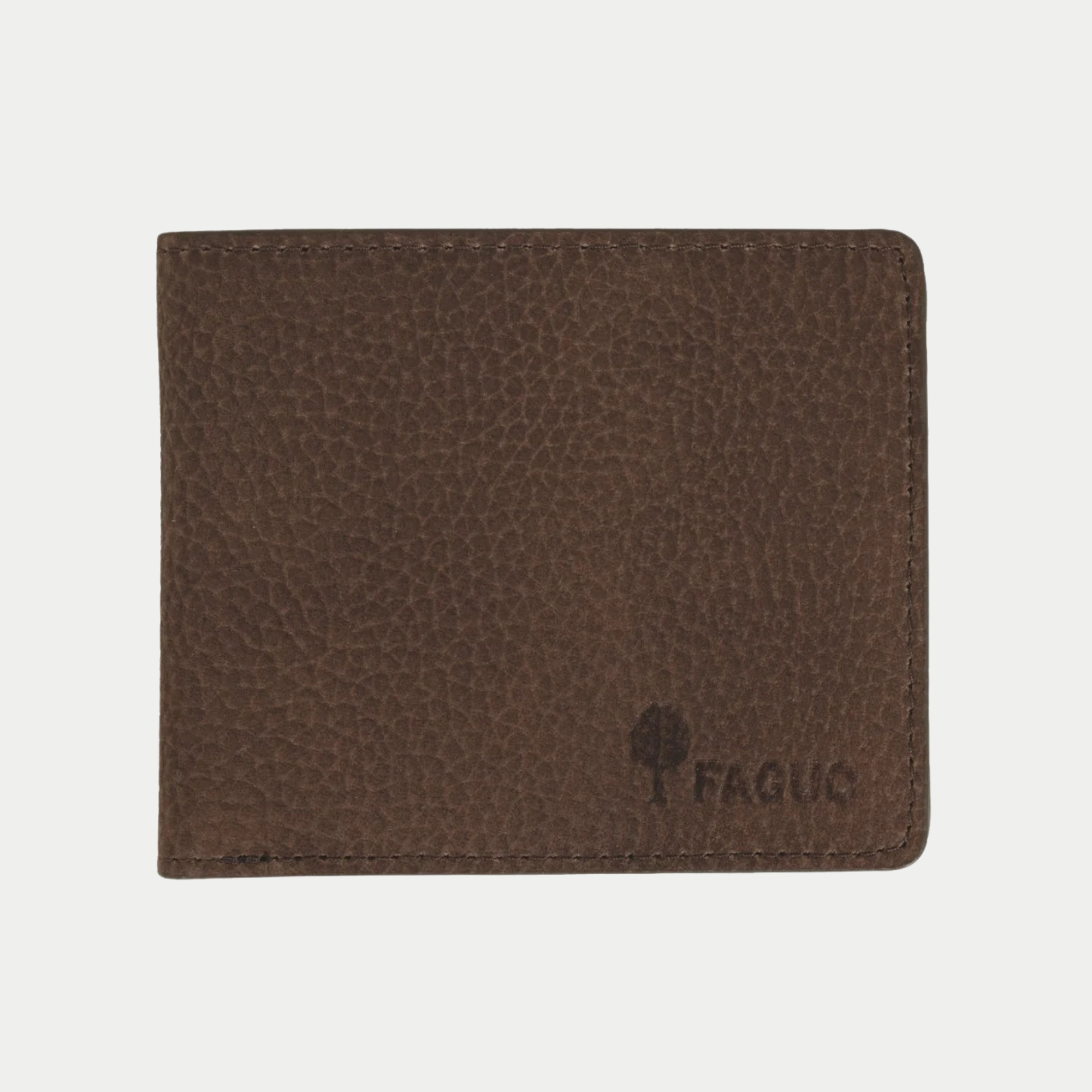 Portefeuille Faguo en cuir marron grainé, fermé de face, logo arbre FAGUO embossé en bas à droite