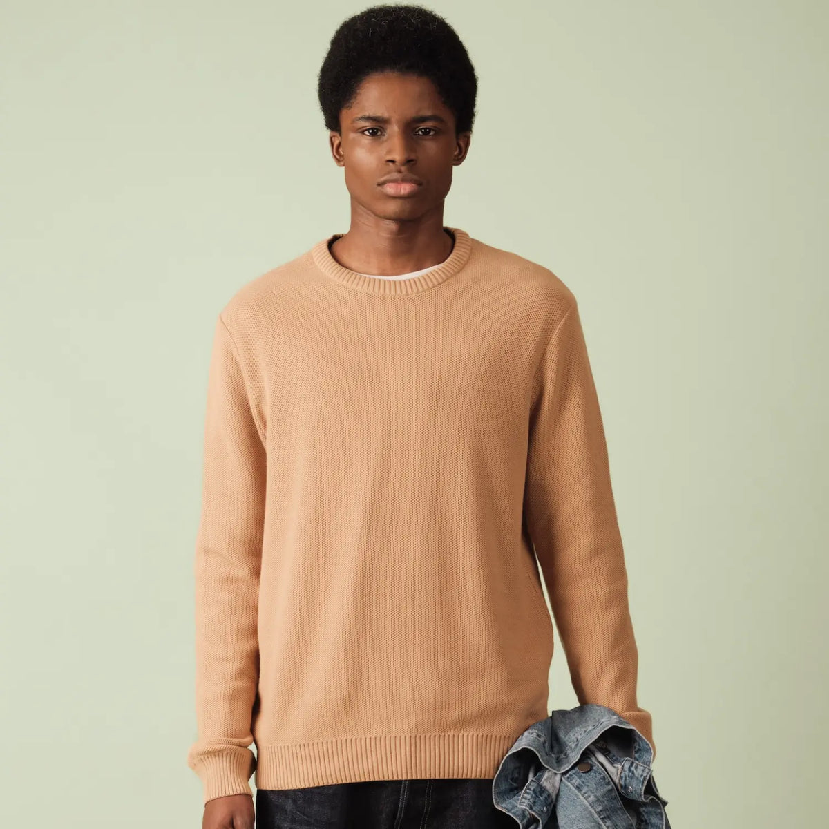 Pull Agop en coton camel porté de face, épaules tombantes et bas côtelé
