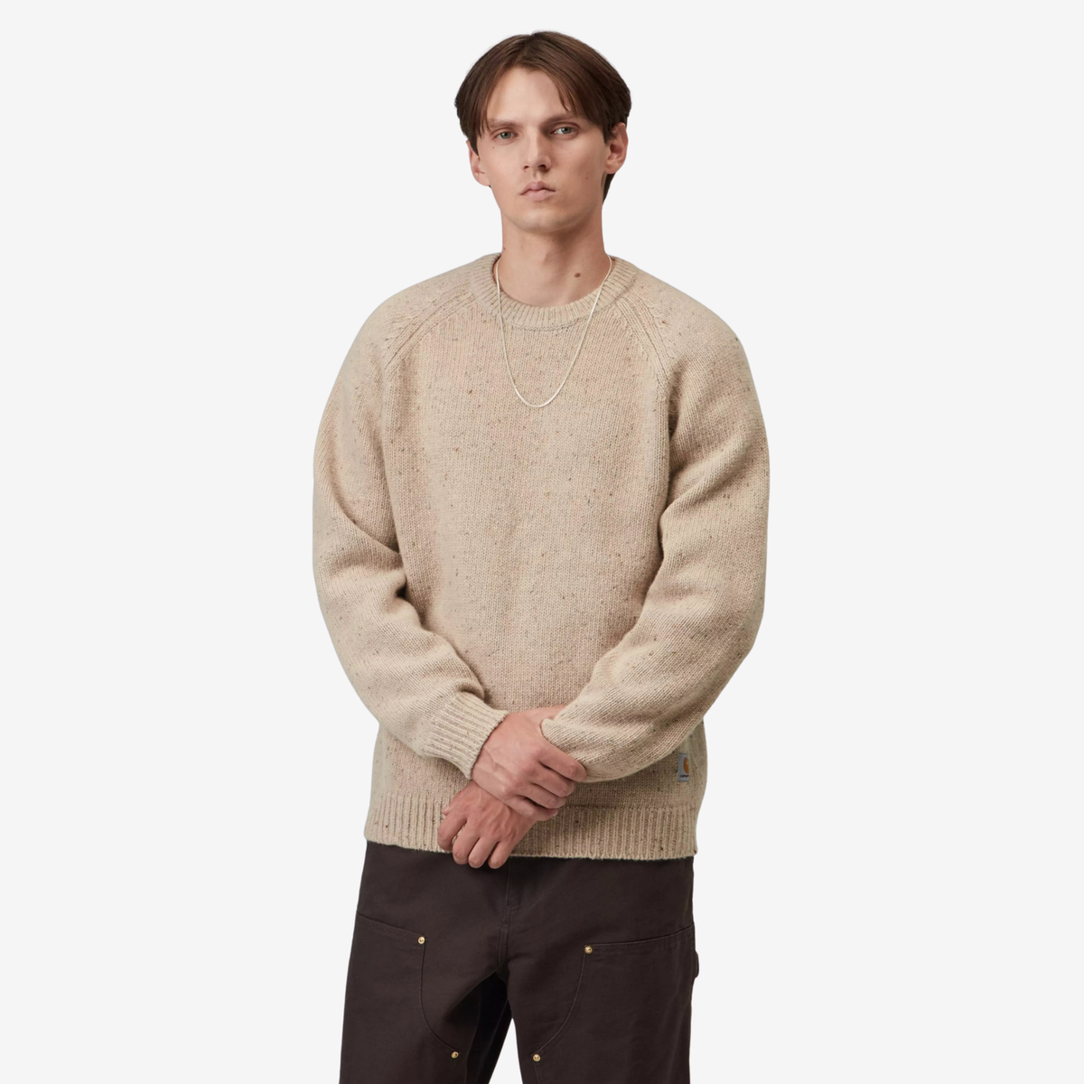 Pull Anglistic Carhartt WIP beige écru moucheté porté de face, coupe droite sur un pantalon charpentier brun