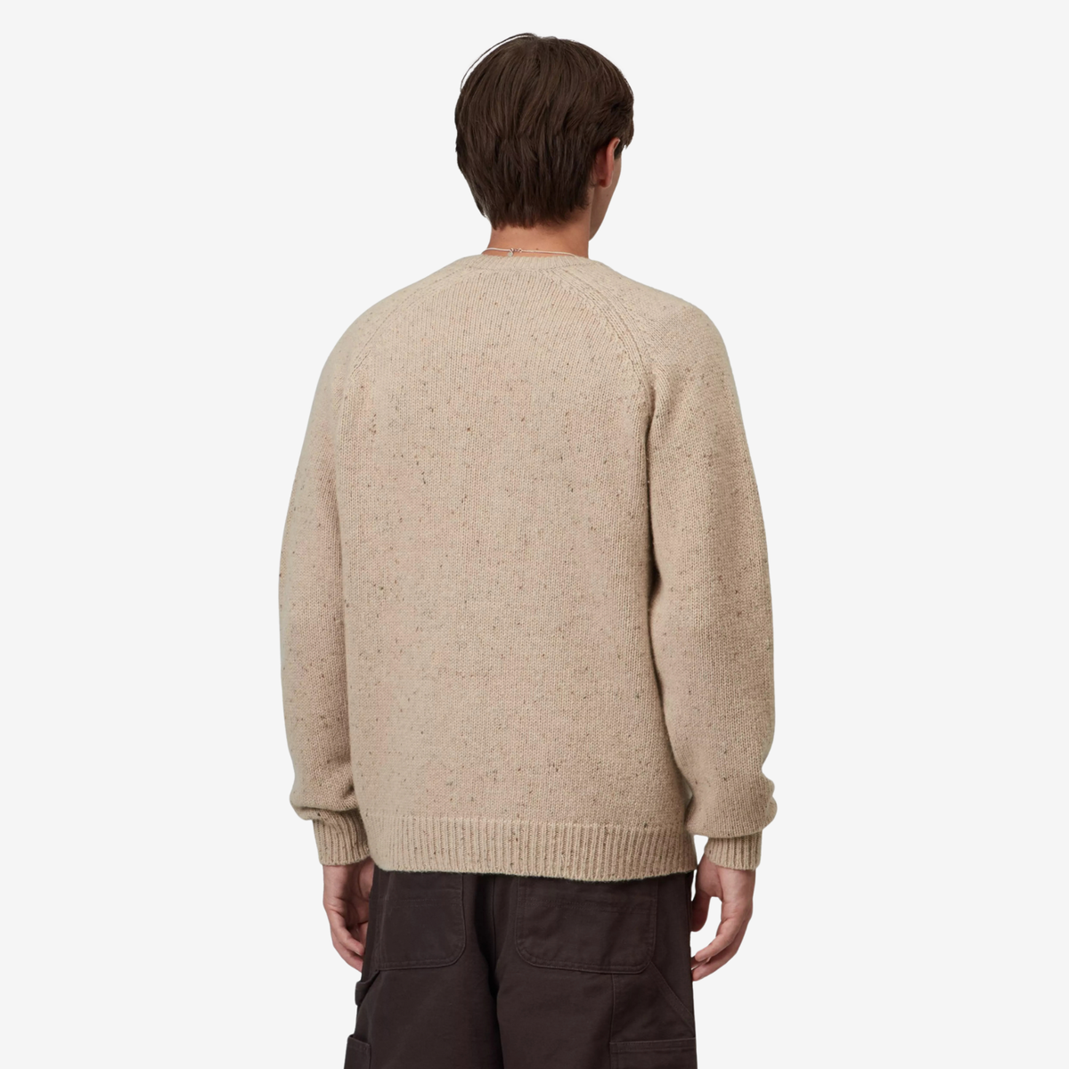 Pull Anglistic Carhartt WIP beige écru porté de dos : ligne d'épaule raglan et tombé droit du tricot de laine