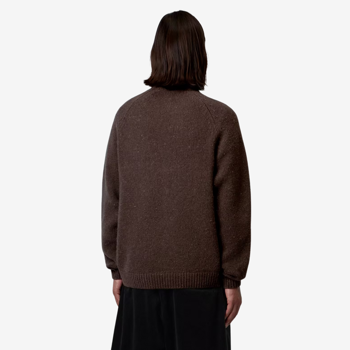Pull Anglistic Tobacco Carhartt WIP porté de dos : coupe droite, poignets côtelés et maille mouchetée