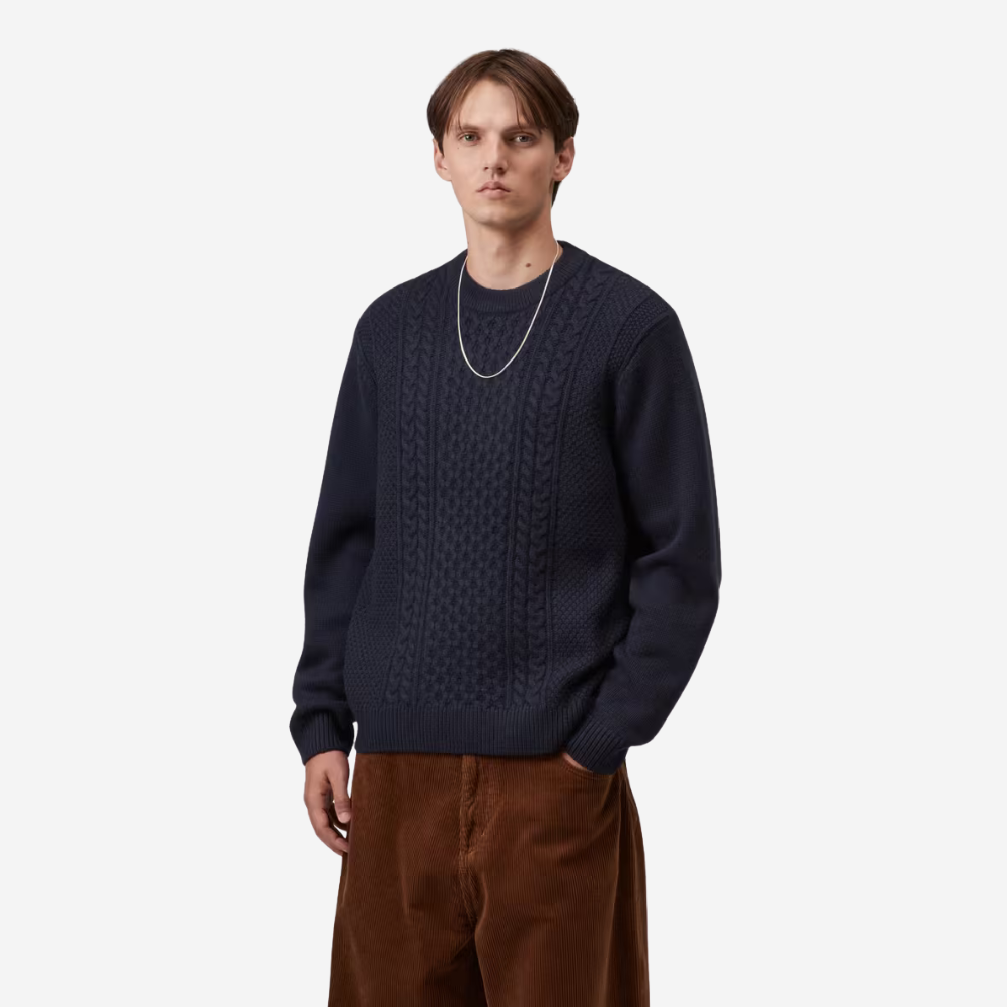 Pull Caster bleu marine Carhartt WIP porté de face, maille épaisse et côtes aux poignets
