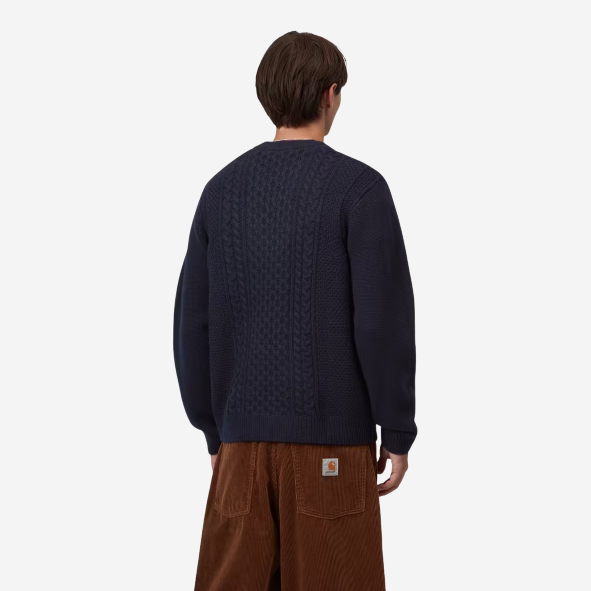 Pull Caster bleu marine Carhartt WIP porté de dos, torsades verticales et bas côtelé