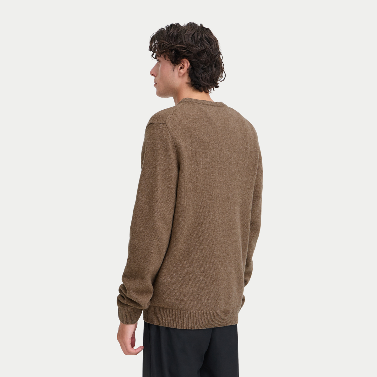 Pull Casual Friday Chocolate Chip vu de dos, maille fine brun tabac et épaule tombante