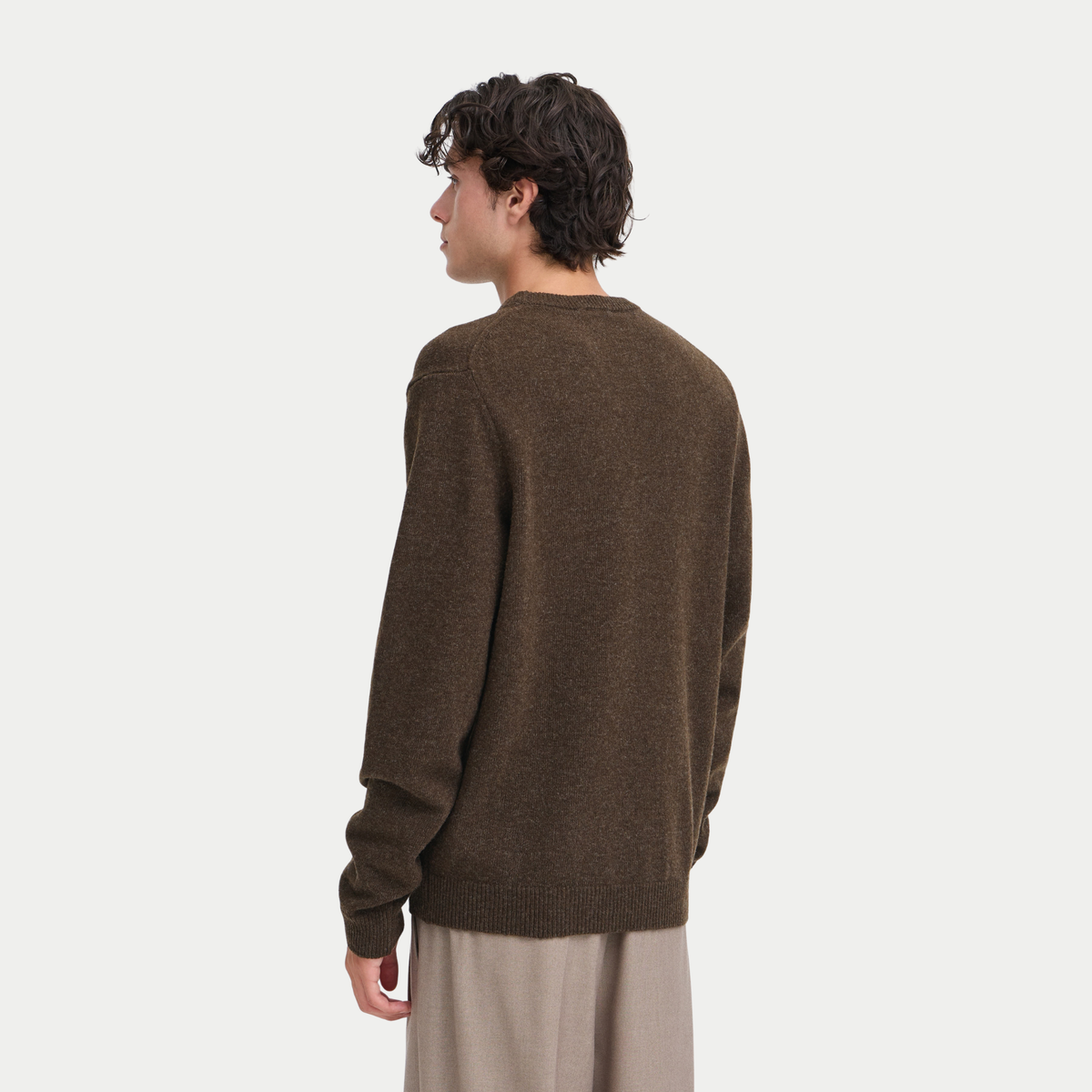Pull Demitasse Melange vu de dos, maille fine brun très sombre chinée et emmanchure basse