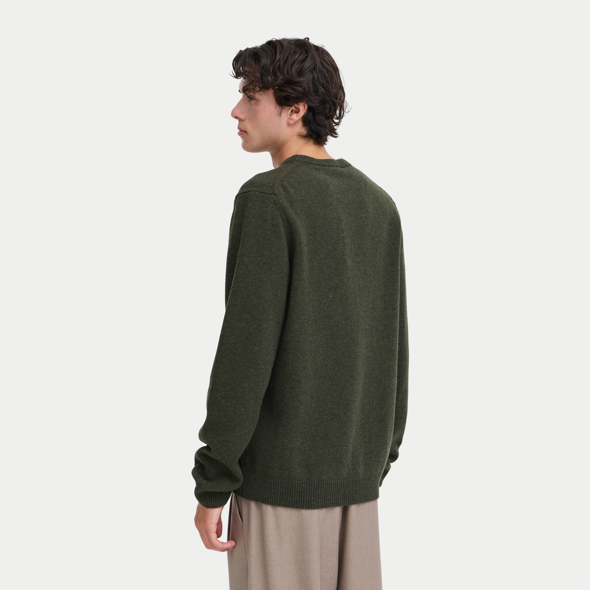Dos du pull Casual Friday kaki porté, maille fine légèrement chinée et bas de corps côtelé