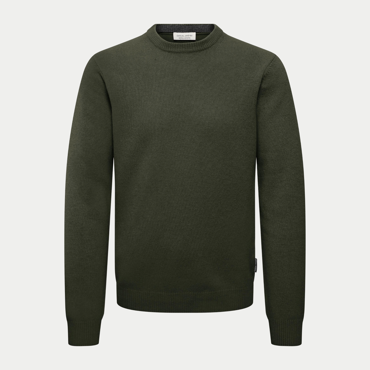 Pull col rond Casual Friday vert kaki foncé, vu de face à plat, col rond côtelé et épaules raglan
