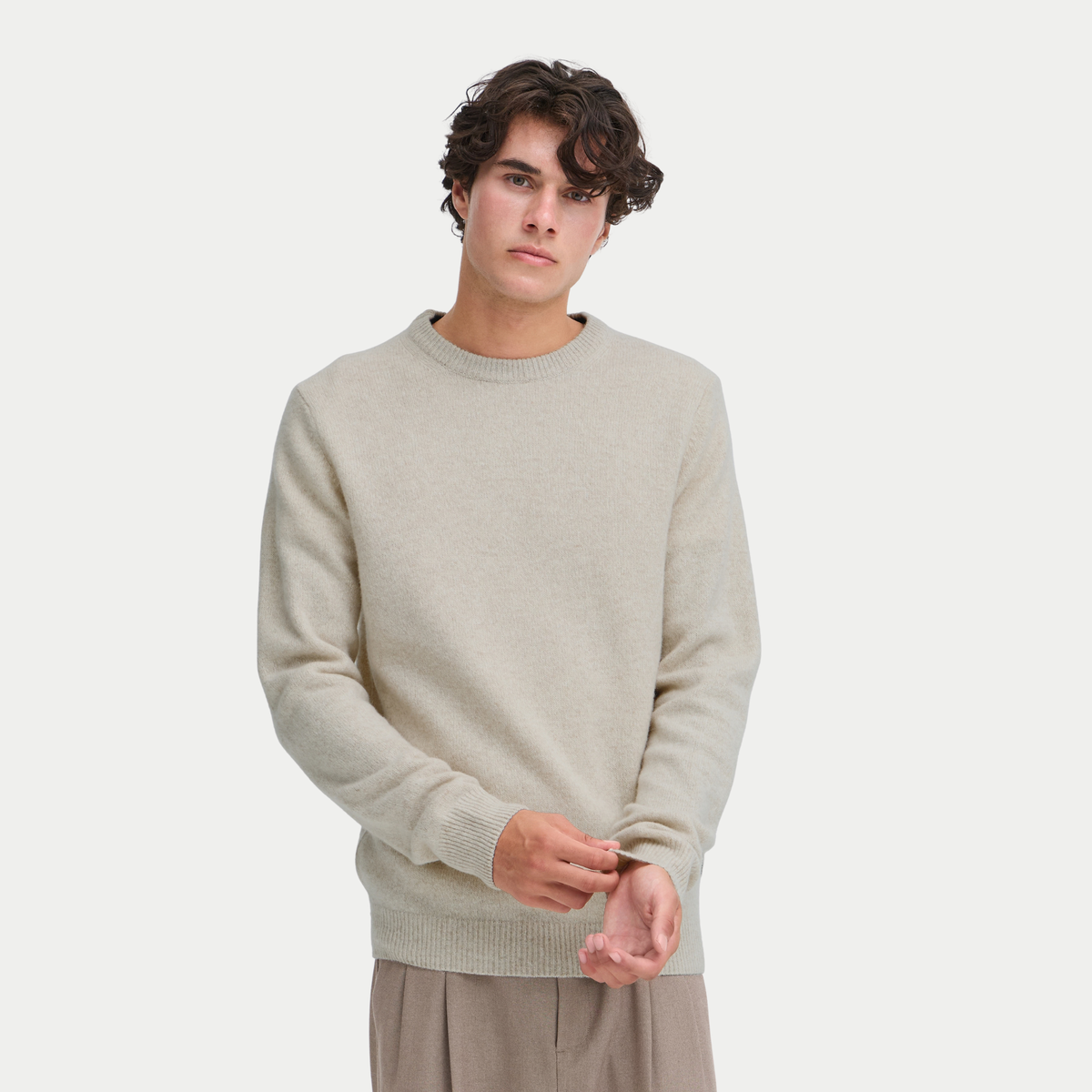Pull écru chiné Light Sand Melange porté de face, maille fine et coupe droite, associé à un pantalon taupe