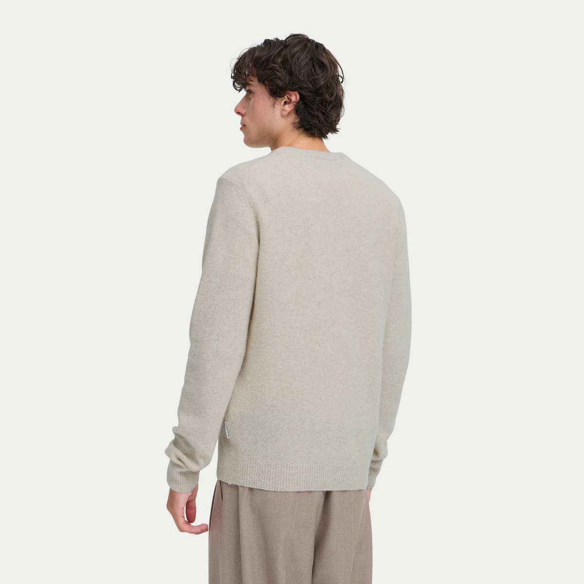Dos du pull col rond Casual Friday écru porté, emmanchures raglan et bas de corps côtelé