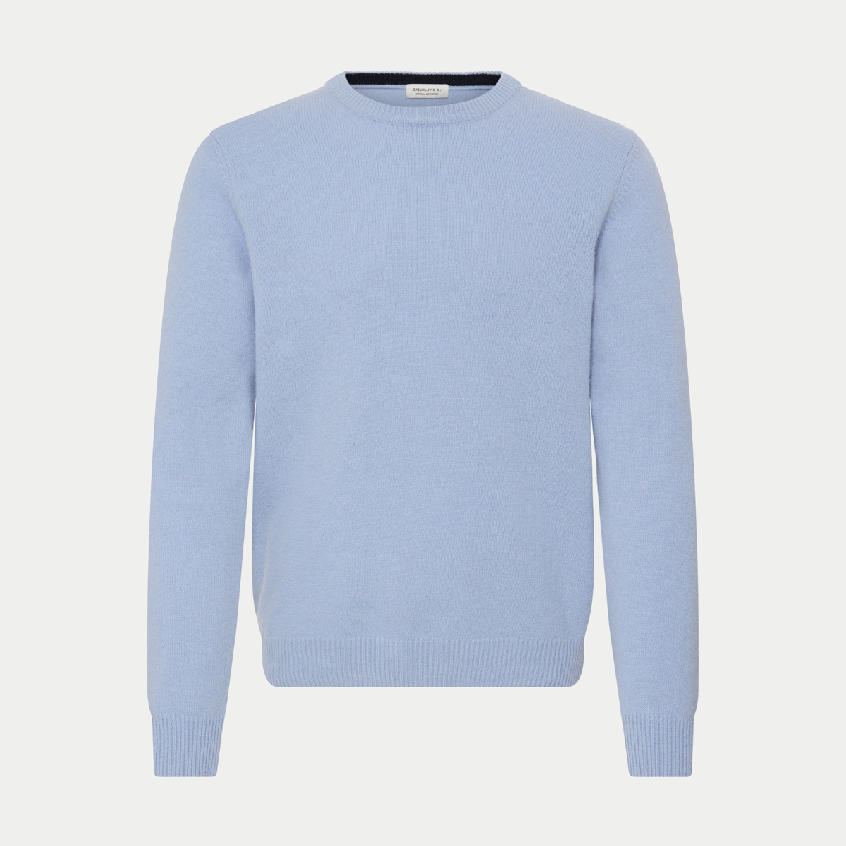 Pull col rond Casual Friday bleu ciel Placid Blue, vu de face à plat, encolure doublée de bleu marine