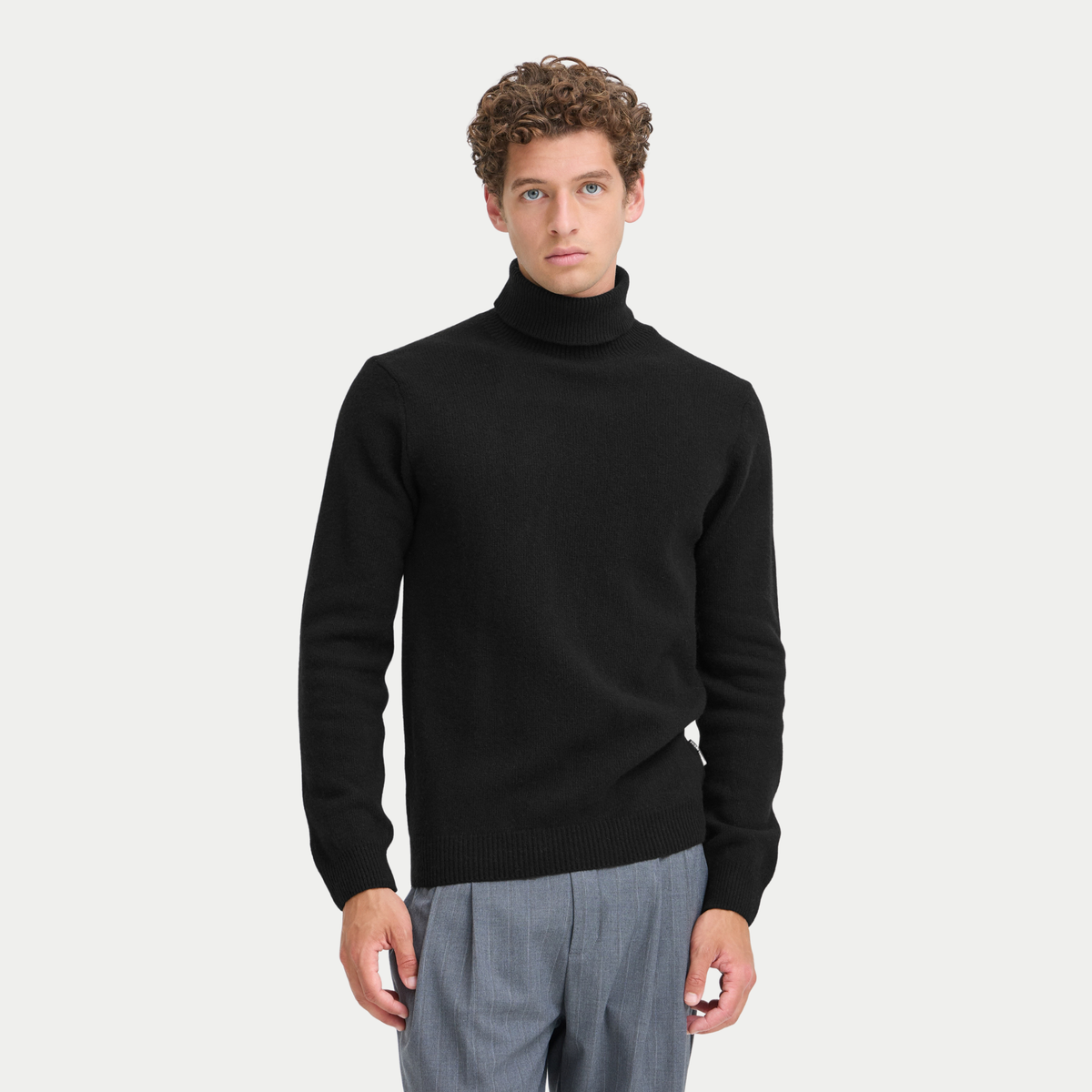 Pull col roulé noir Anthracite Black Casual Friday porté de face sur un pantalon gris chiné