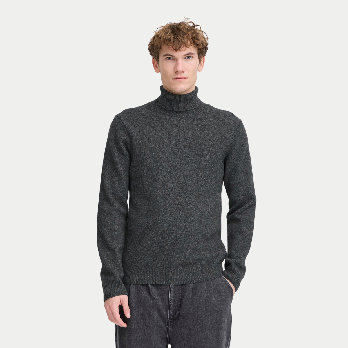 Pull col roulé gris anthracite Pewter Mix Casual Friday porté de face sur un jean noir délavé