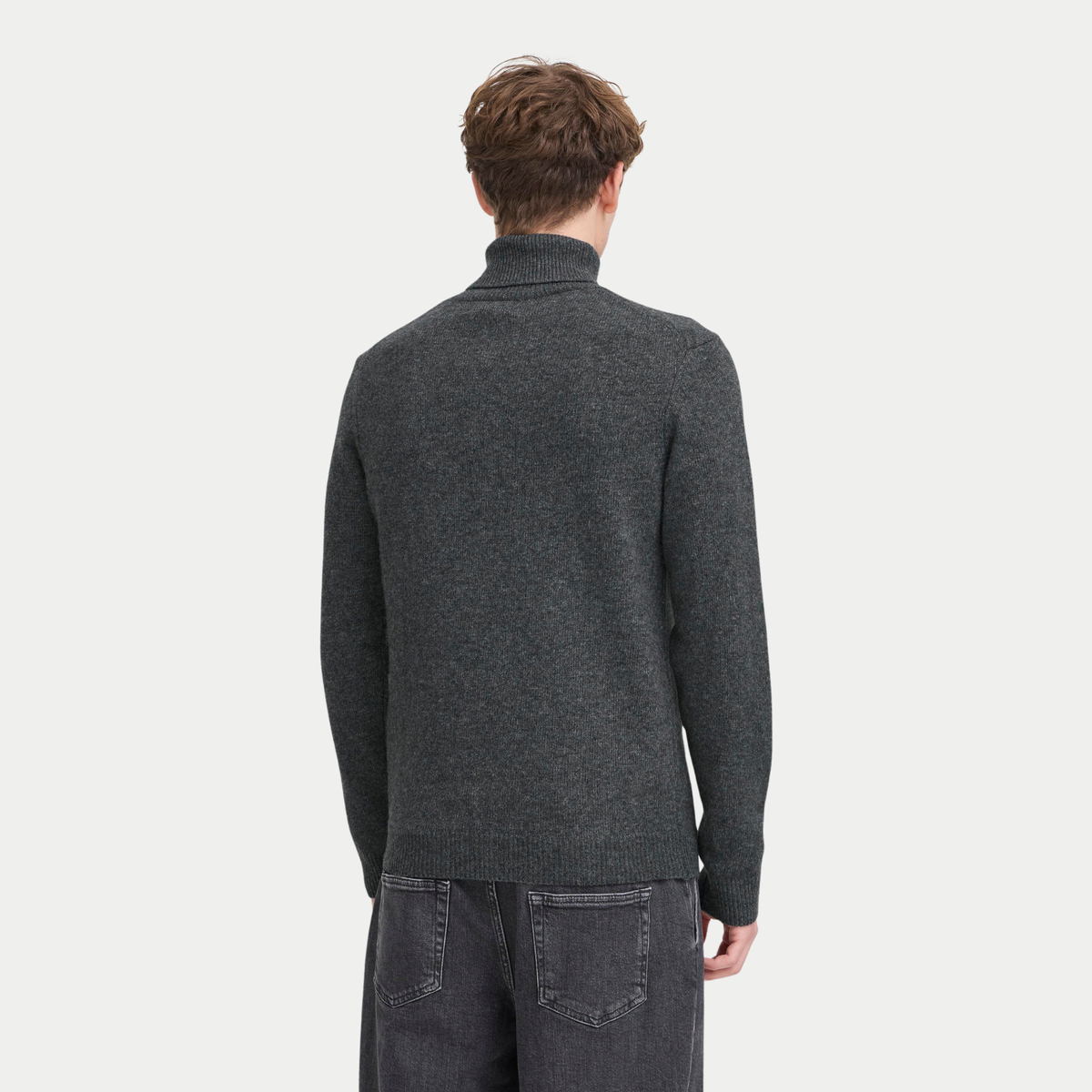 Dos du pull col roulé gris anthracite chiné Casual Friday, porté, bas de corps côtelé sur jean noir