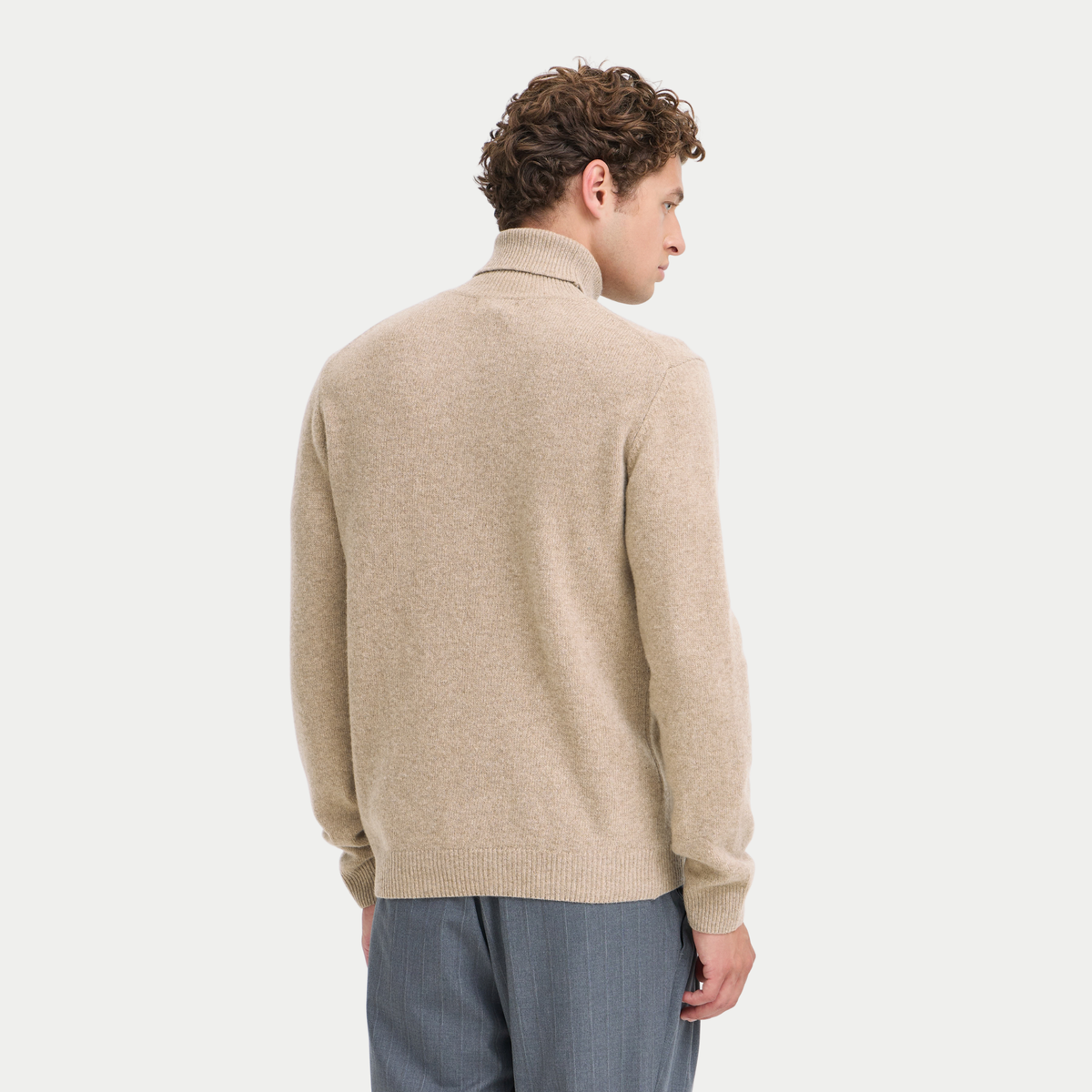 Dos du col roulé Casual Friday beige porté, maille fine chinée et manches longues aux poignets côtelés