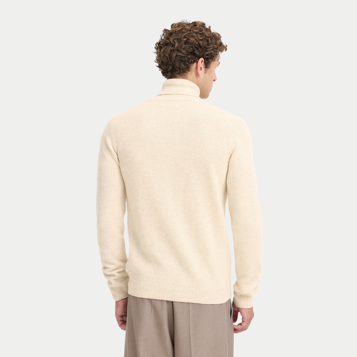 Dos du col roulé Casual Friday écru porté, épaules raglan et bas de corps côtelé