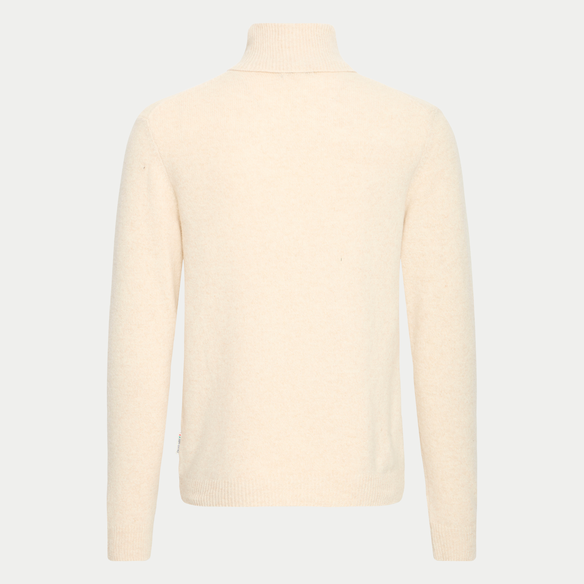 Col roulé écru Light Sand Melange vu de dos à plat, étiquette tissée sur la couture de côté