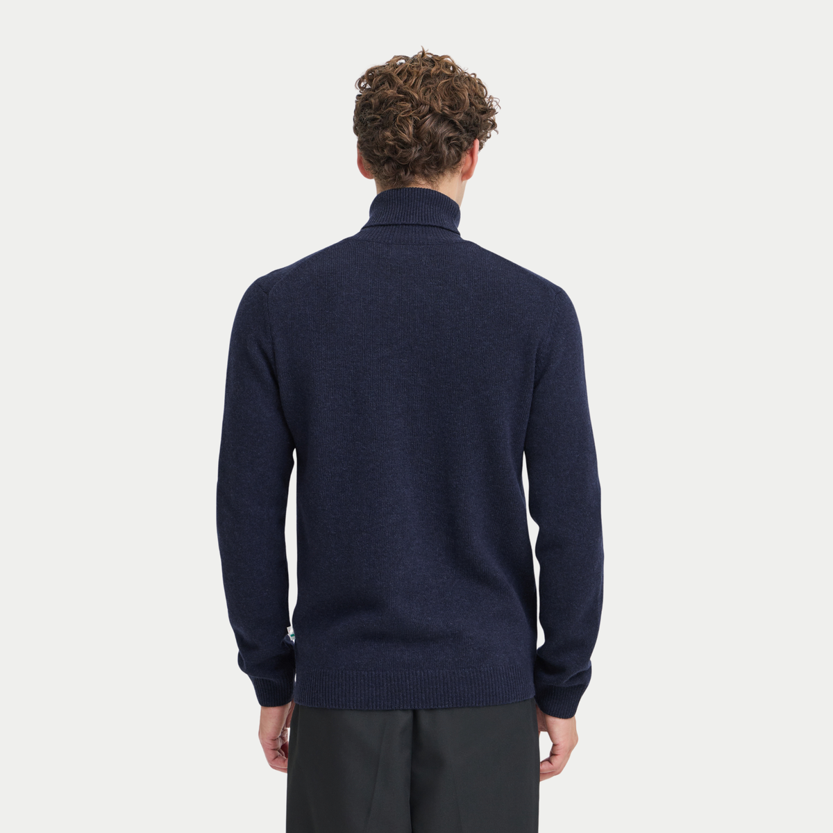 Dos du pull col roulé bleu marine Navy Blazer Casual Friday, porté, bas de corps et poignets côtelés