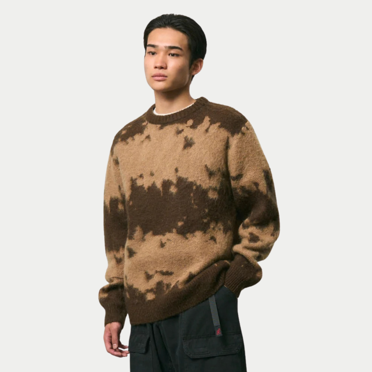 Pull en mohair Gramicci taupe porté de trois quarts, motif éclaboussures brun foncé