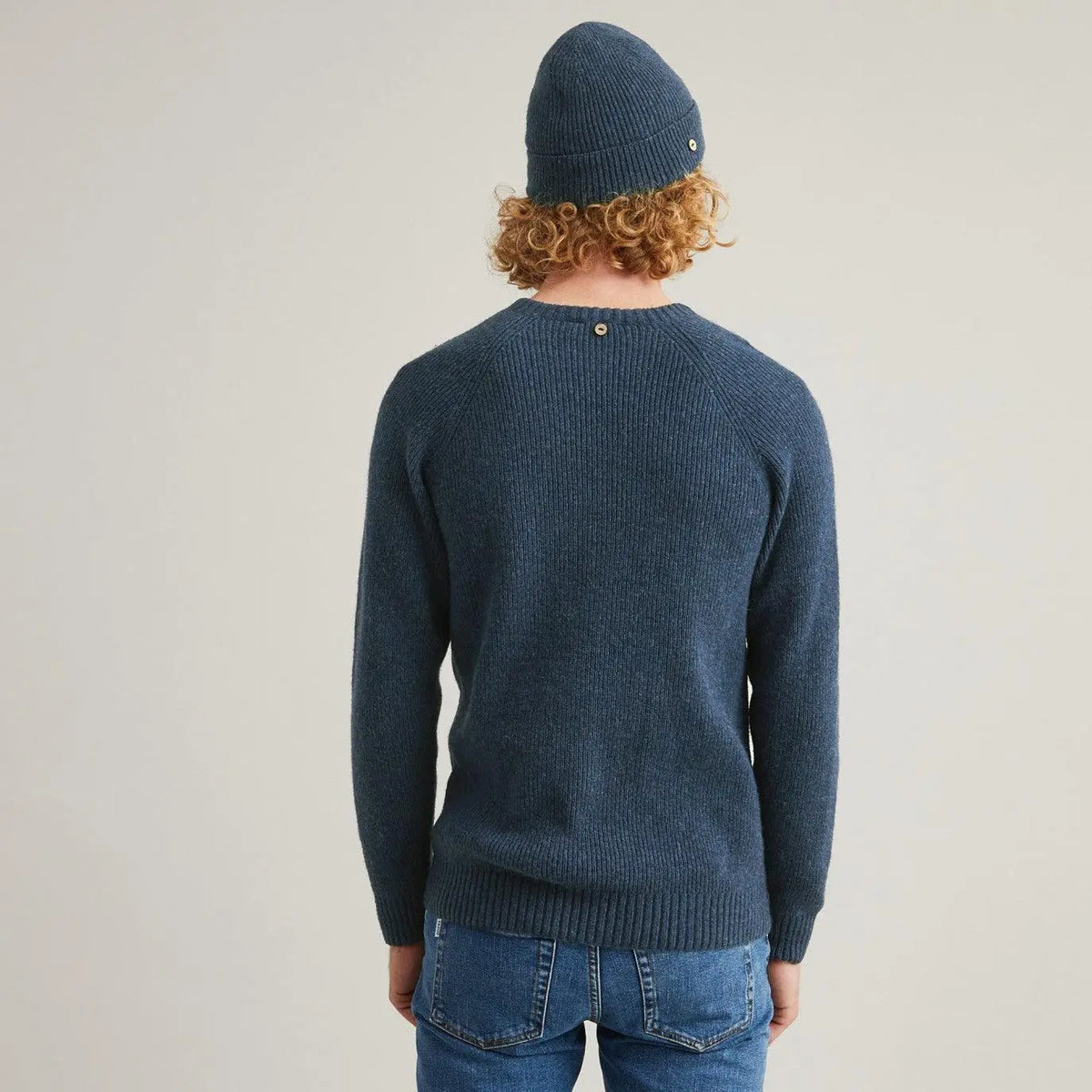 Pull Frehel bleu vu de dos, petit bouton à la nuque et bas de corps côtelé