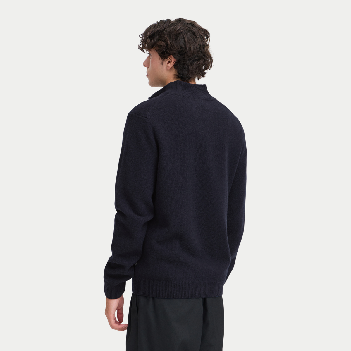 Pull half zip bleu marine vu de dos porté, épaules raglan et bas de corps côtelé