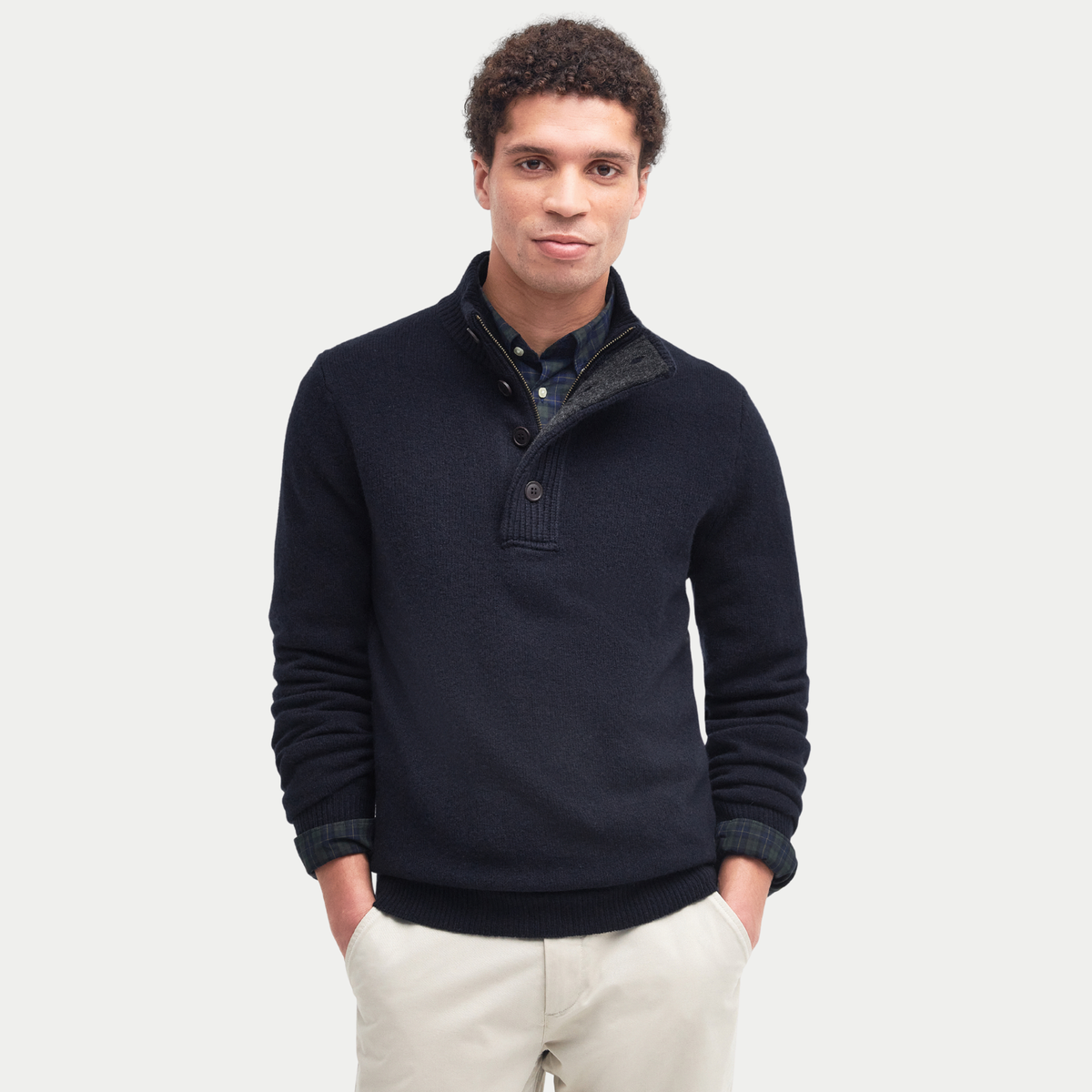 Pull Barbour Essential Patch bleu marine porté de face sur un pantalon crème