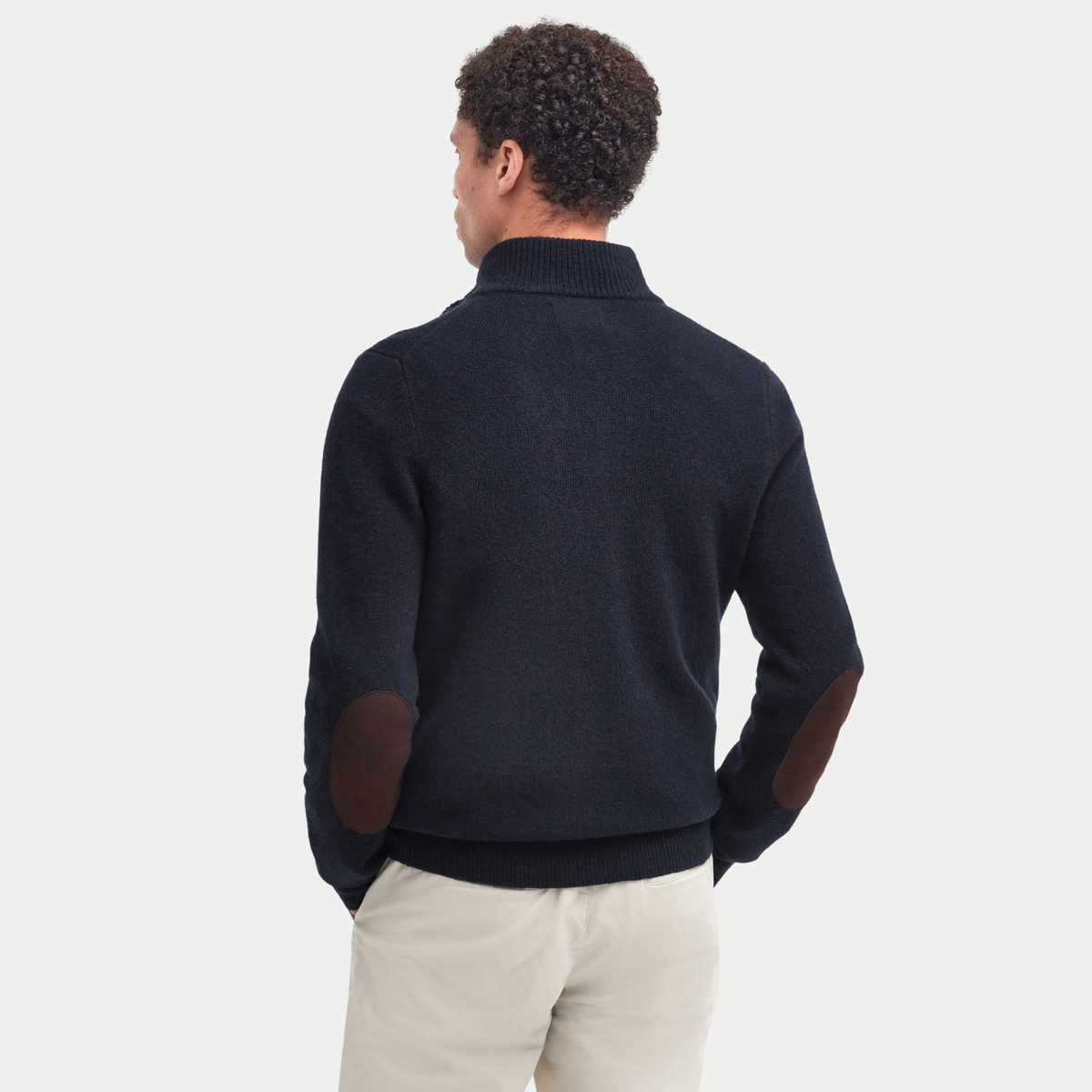 Pull Barbour Essential Patch bleu marine vu de dos, empiècements de coude bruns