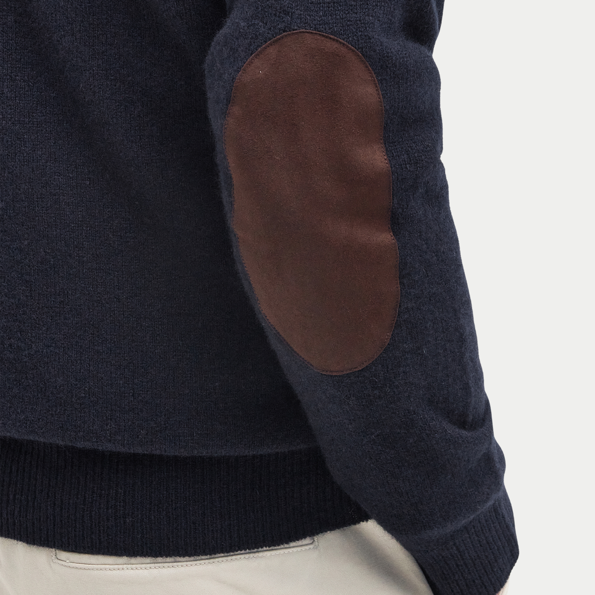 Détail d'un empiècement de coude brun sur la manche du Pull Barbour Essential Patch bleu marine
