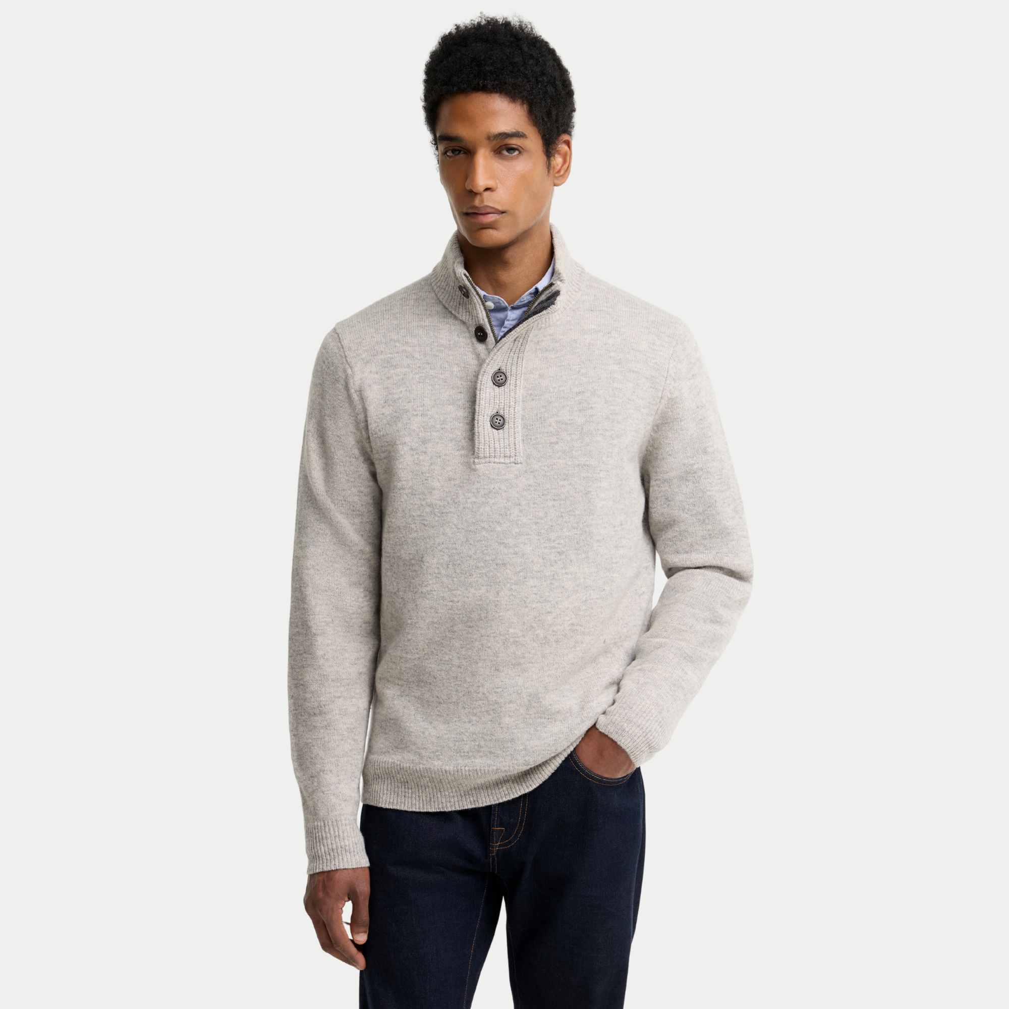 Pull Barbour Essential Patch Light Grey Marl porté de face sur un jean brut, col ouvert sur une chemise