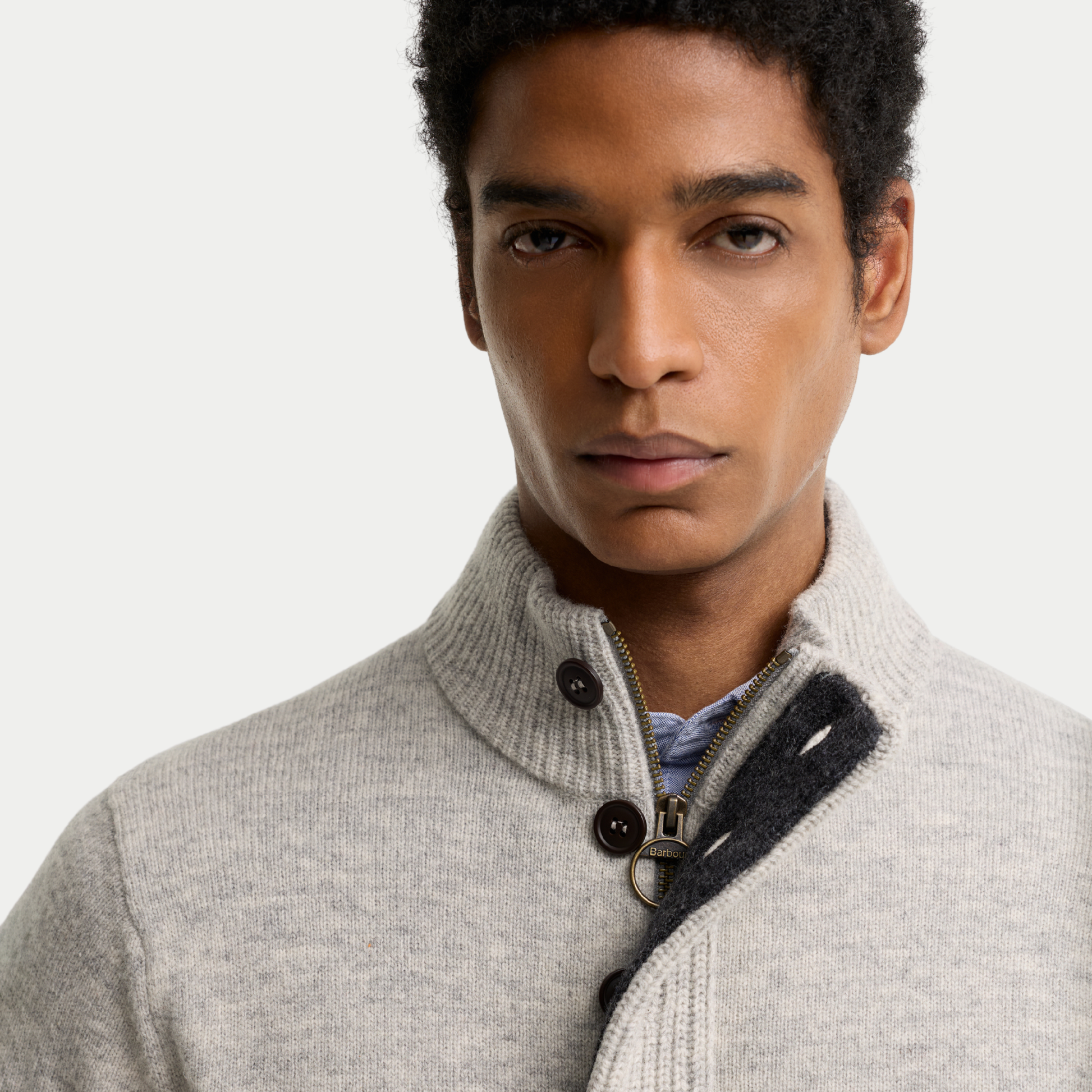 Gros plan du col montant côtelé du Pull Barbour Essential Patch, demi-zip et patte à quatre boutons