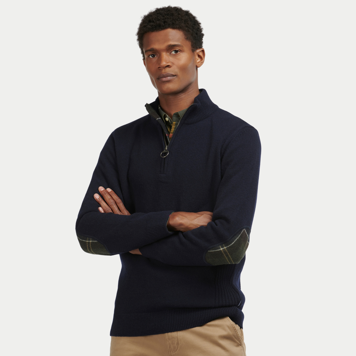 Pull Barbour Holden bleu marine porté, empiècements de coude en tartan visibles