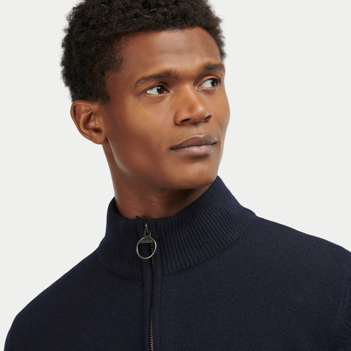 Gros plan du col montant côtelé du Pull Barbour Holden et de son zip siglé à anneau laiton