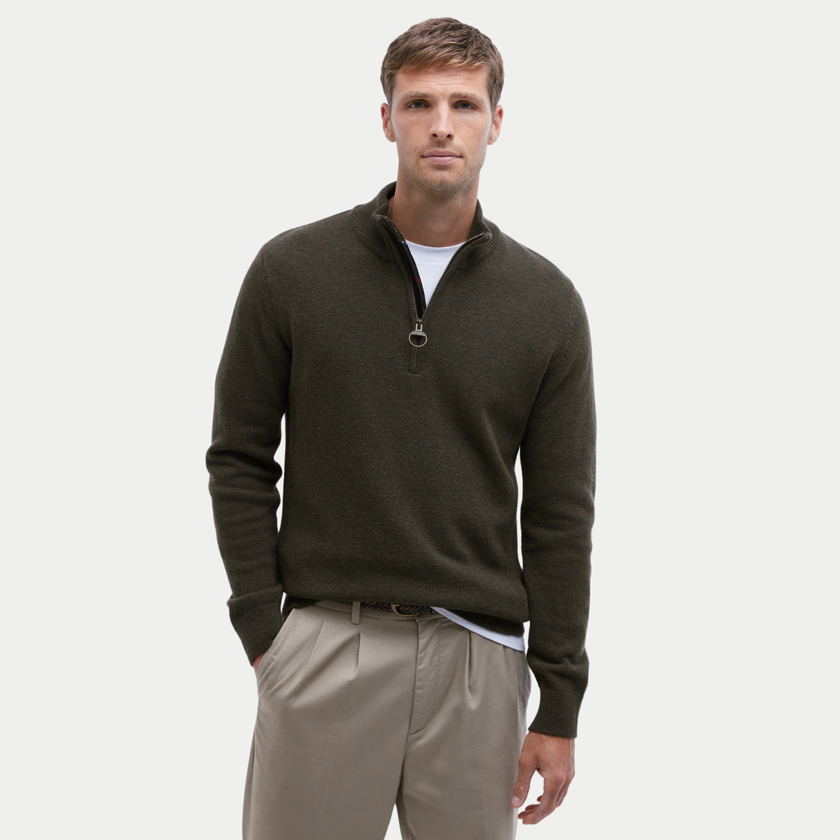 Pull Barbour Holden Olive Marl porté de face sur un pantalon taupe