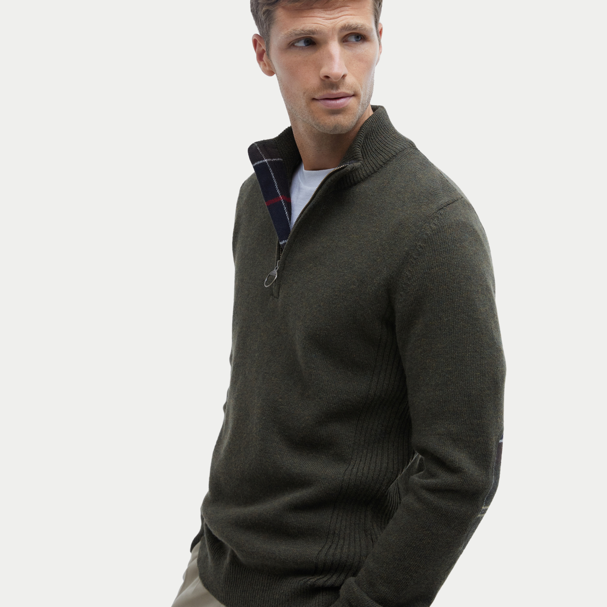 Pull Barbour Holden Olive Marl porté col ouvert, doublure de col en tartan Barbour apparente