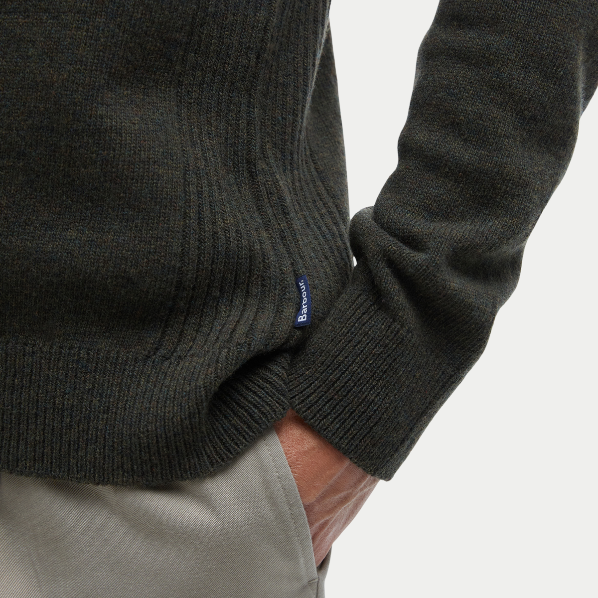 Détail du poignet côtelé du Pull Barbour Holden Olive Marl et de son étiquette tissée
