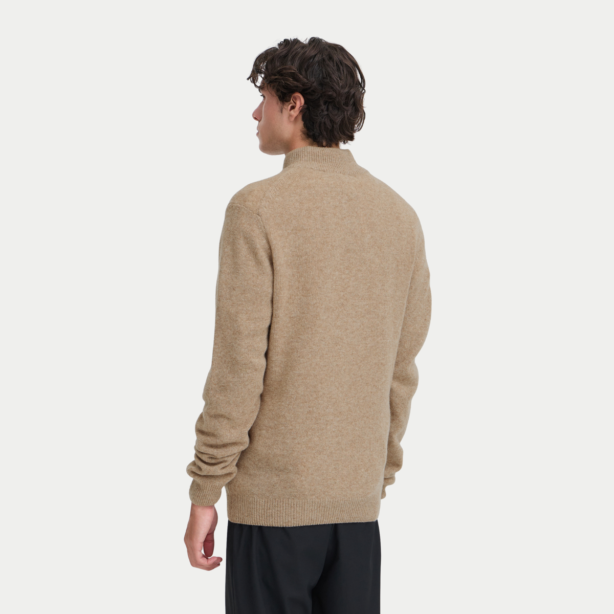 Pull half zip marron clair vu de dos porté, maille fine de laine d'agneau