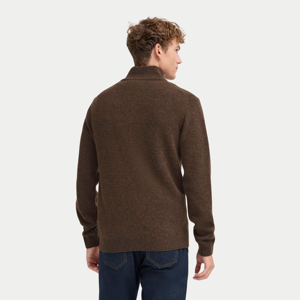 Pull half zip marron chiné vu de dos porté, manches raglan et poignets côtelés