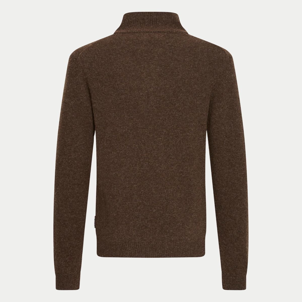 Dos du pull half zip marron foncé à plat, étiquette tissée sur le bas de corps côtelé