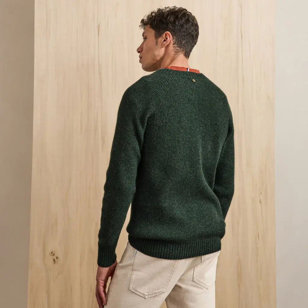 Pull Frehel vu de dos, bouton à la nuque et maille côtelée vert foncé