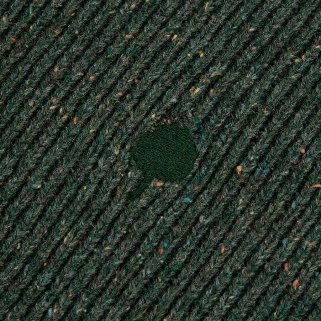 Macro de la laine du Frehel : neps colorés et broderie arbre vert ton sur ton