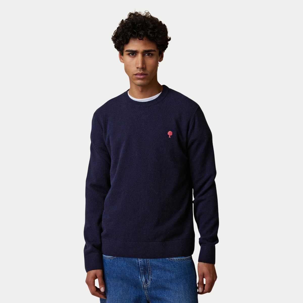 Pull Marly Laine Bleu Marine Faguo porté de face avec un jean, col rond côtelé et coupe ajustée