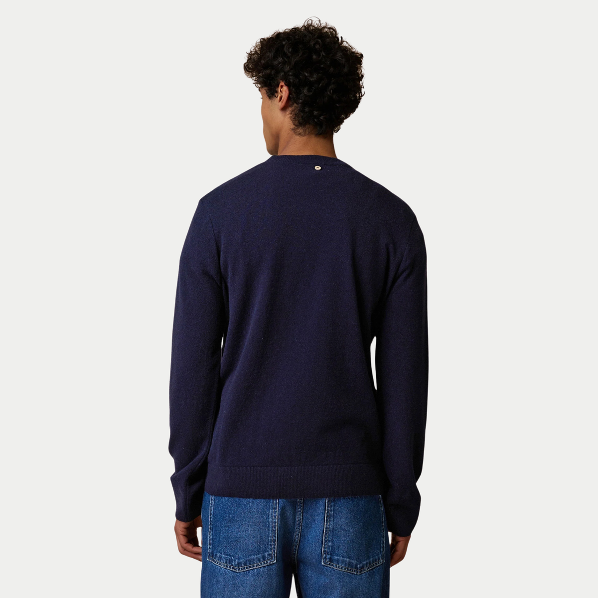Dos du pull Marly Laine Bleu Marine Faguo porté, maille unie et bas en côte 1x1