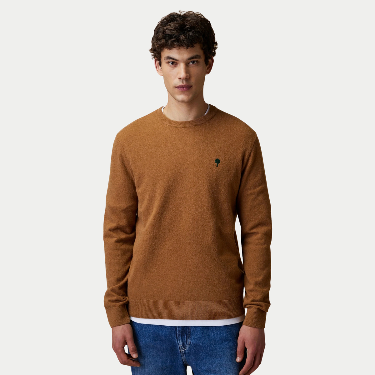 Pull Marly Laine Camel Faguo porté de face avec un jean bleu, col rond côtelé et coupe ajustée