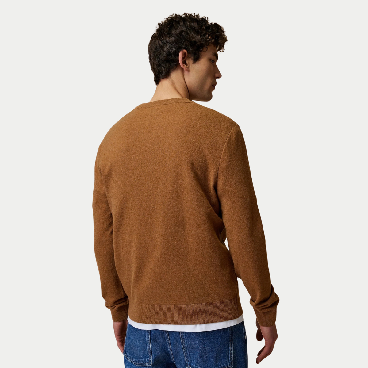 Dos du pull Marly Laine Camel Faguo porté, maille unie et bas en côte 1x1