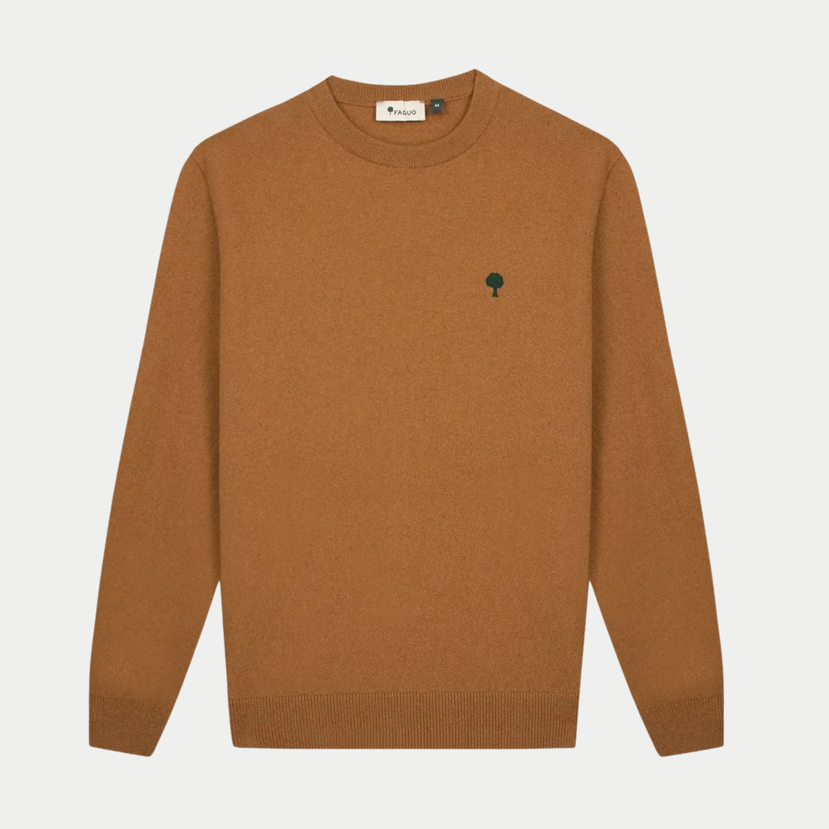 Pull Marly Laine Camel Faguo à plat de face, maille jersey fine et petit arbre brodé vert sur la poitrine