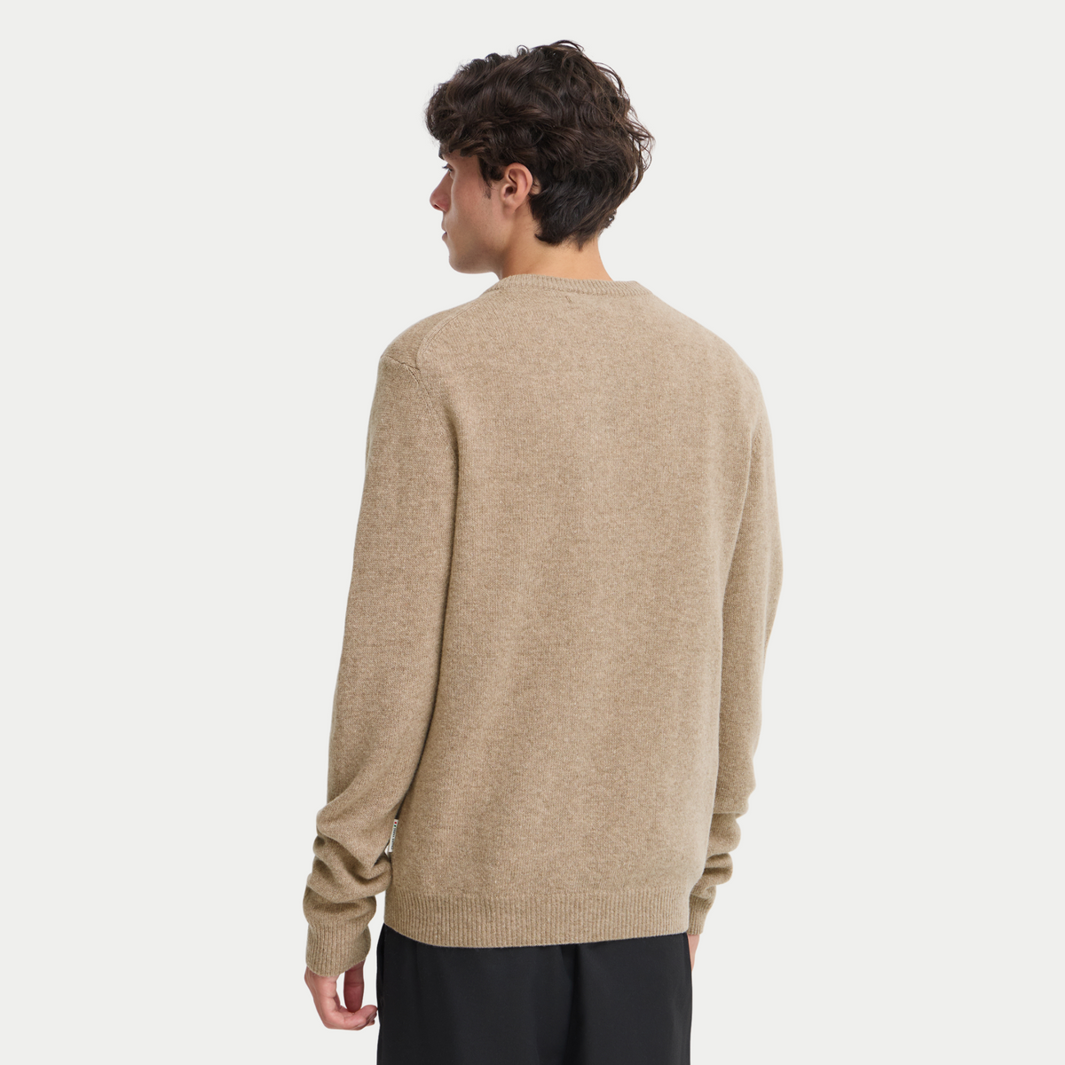 Pull Casual Friday Silver Mink Melange porté vu de dos, bas de corps et poignets côtelés