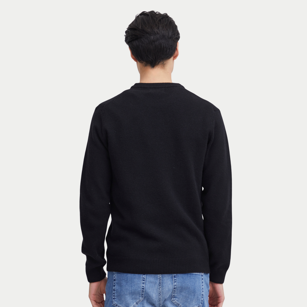 Dos du pull col rond noir Casual Friday porté, poignets et bas de corps côtelés