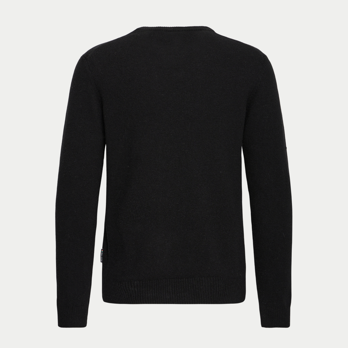 Dos du pull noir Casual Friday à plat, maille de laine d'agneau unie et petite étiquette tissée sur le côté